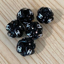 Load image into Gallery viewer, CiCi Black Fancy 20mm Acrylic Beads with Hearts - 5 Count
