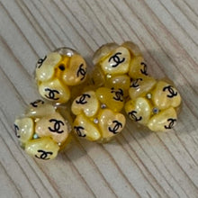 Load image into Gallery viewer, CiCi 20mm Fancy Acrylic Heart Beads - Yellow - 5 Count

