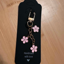 Load image into Gallery viewer, Flower Keychain - Pink or White
