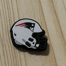 Load image into Gallery viewer, SILICONE FOCAL BEAD - Patriots Helmet

