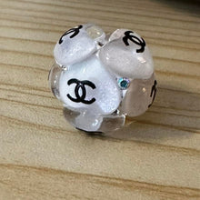 Load image into Gallery viewer, CiCi 20mm White Acrylic Beads with Hearts - 5 Count
