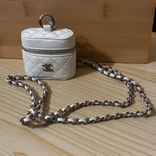 Load image into Gallery viewer, Airbud Case - CiCi - White with Chain
