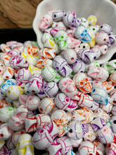 Load image into Gallery viewer, Beads - 20Mm Acrylic Bubblegum 5 Count Assorted Skulls Focal
