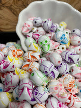 Load image into Gallery viewer, Beads - 20Mm Acrylic Bubblegum 5 Count Assorted Skulls Focal
