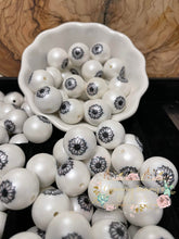 Load image into Gallery viewer, Beads - 20Mm Acrylic Bubblegum 5 Count Black &amp; White Sunflower Bubblegum
