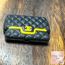Load image into Gallery viewer, Cici Black &amp; Yellow Purse Silicone Focal Bead Beads
