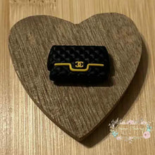 Load image into Gallery viewer, CiCi Black &amp; Yellow Purse Silicone Focal Bead Focal Beads
