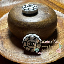 Load image into Gallery viewer, Cici White &amp; Black Flower Focal Beads
