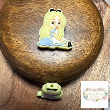 Load image into Gallery viewer, Cindy Silicone Focal Bead Beads
