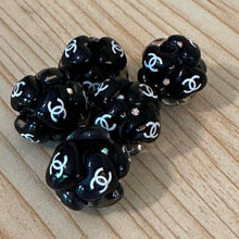 Load image into Gallery viewer, CiCi Black Fancy 20mm Acrylic Beads with Hearts - 5 Count
