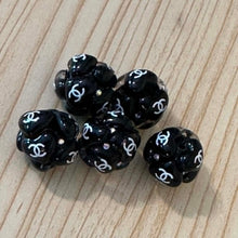 Load image into Gallery viewer, CiCi Black Fancy 20mm Acrylic Beads with Hearts - 5 Count
